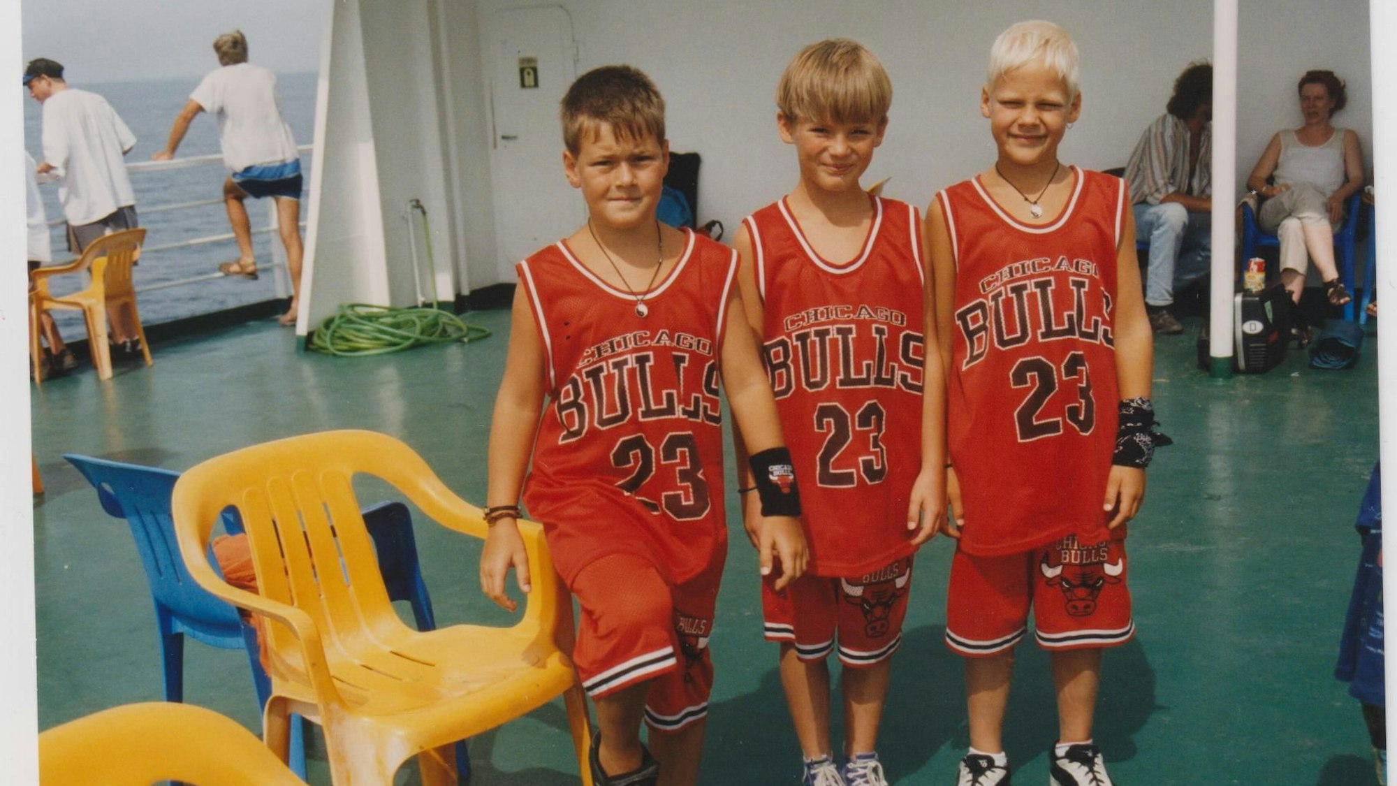 Kevin Wittwer, Dominik Schönenborn und Oliver Niesen (v.l.) von Cat Ballou 1997 einheitlich im Basketball-Look
