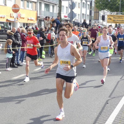 Teilnehmer der Zehn-Kilometer-Laufs, dem Hauptrennen des Bickendorfer Büdchenlaufs.