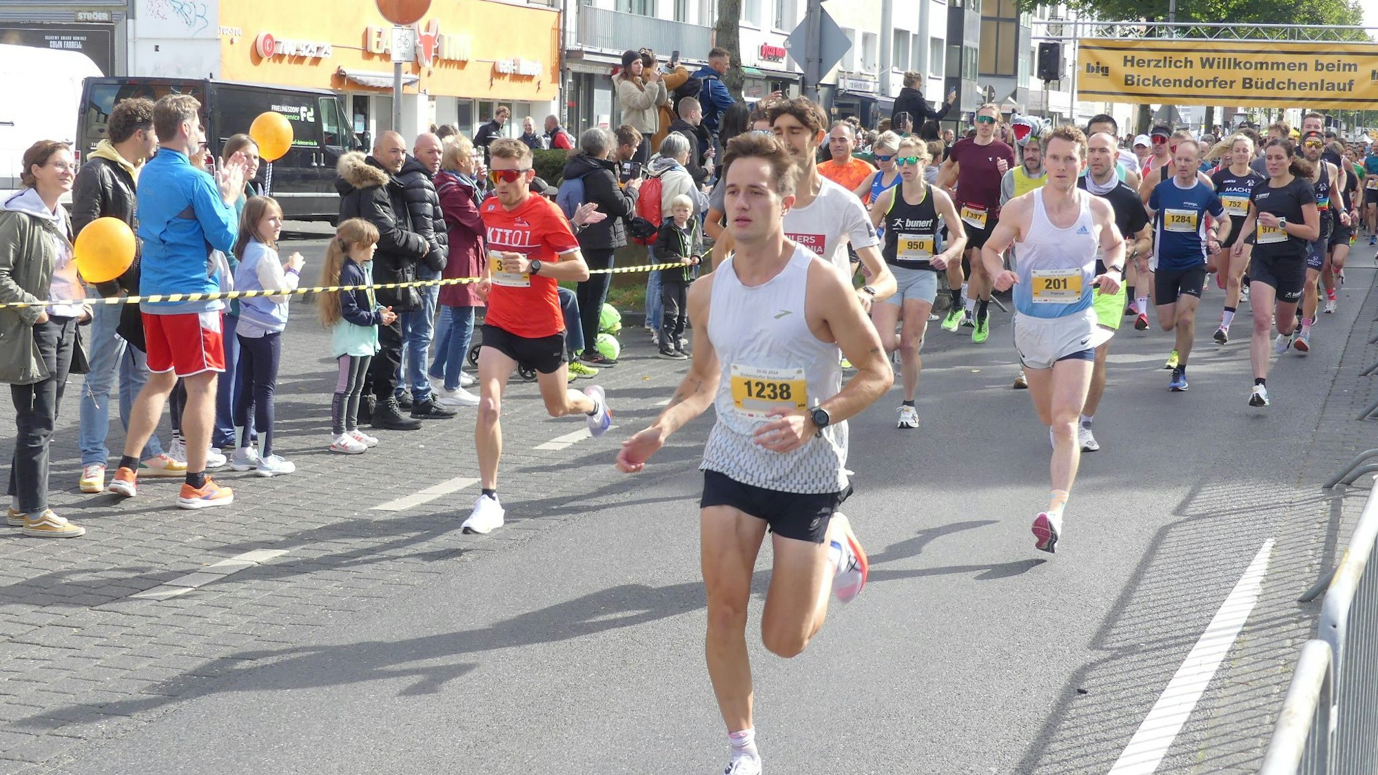 Teilnehmer der Zehn-Kilometer-Laufs, dem Hauptrennen des Bickendorfer Büdchenlaufs.