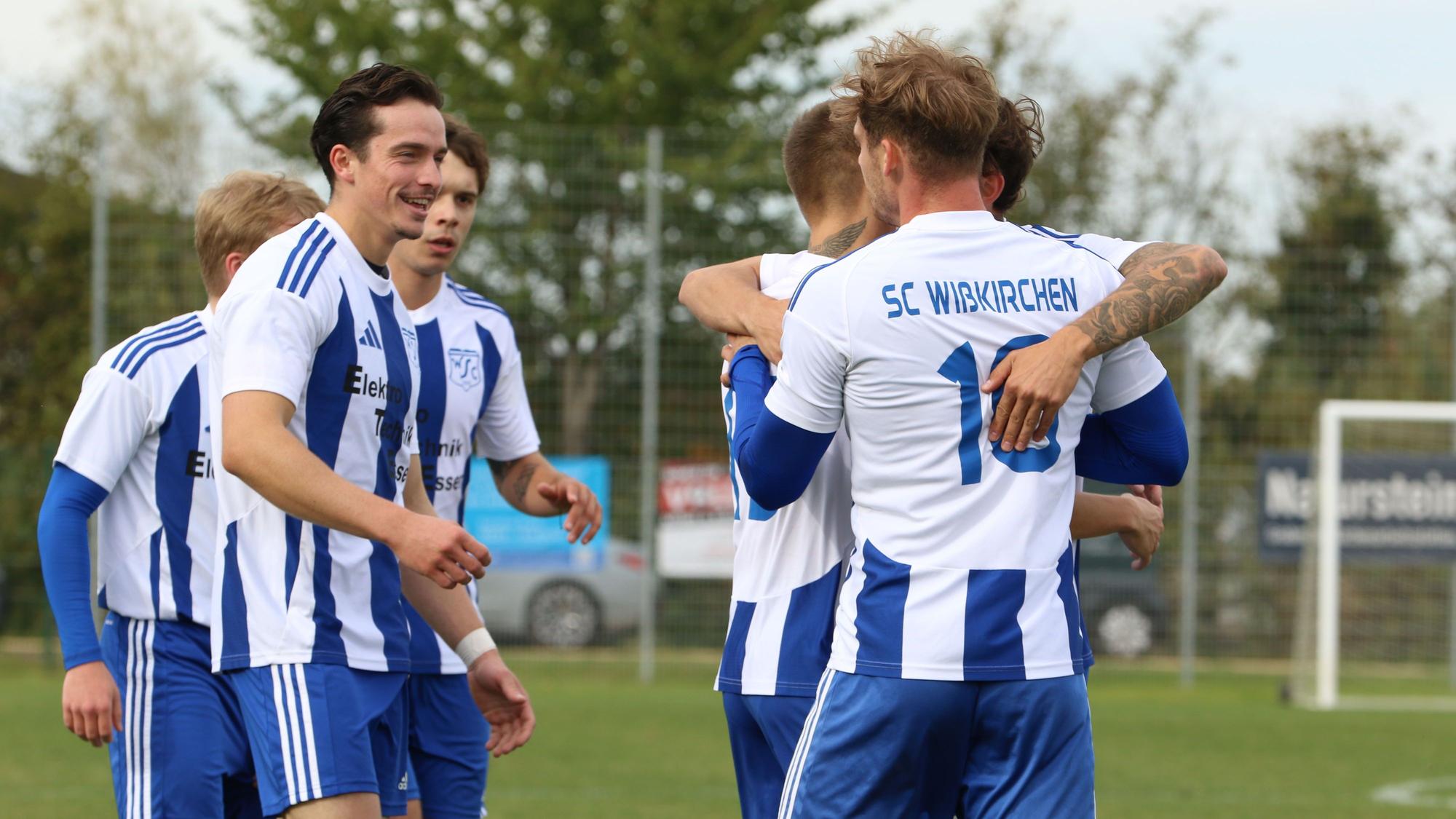 Spieler des SC Wißkirchen jubeln über den ersten Saisonsieg.