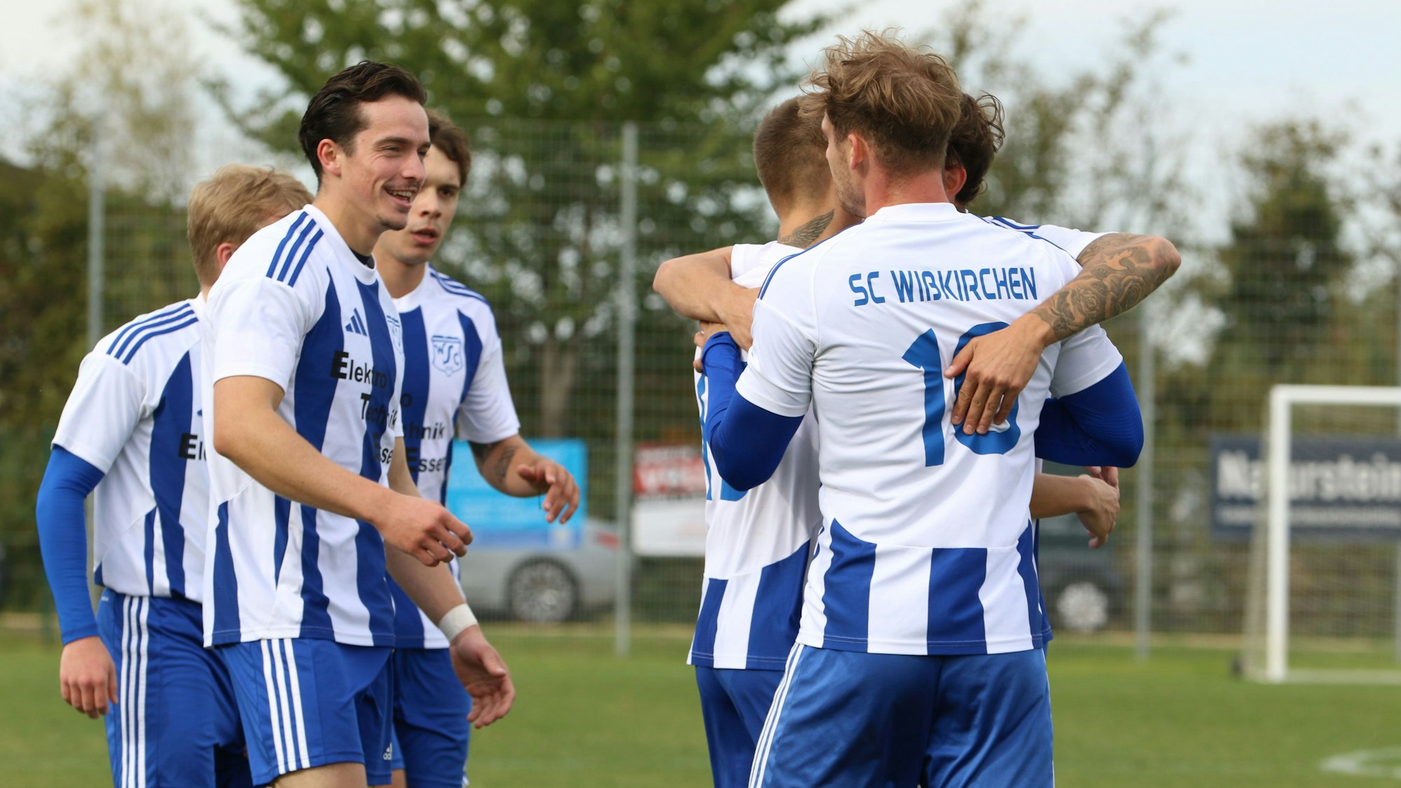 Spieler des SC Wißkirchen jubeln über den ersten Saisonsieg.