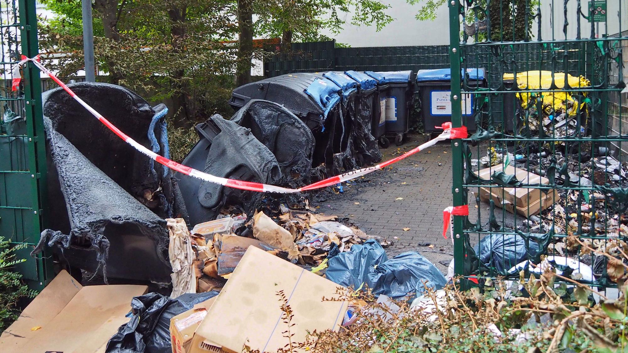 Verbrannte Müllcontainer im Wohnpark Bayenthal