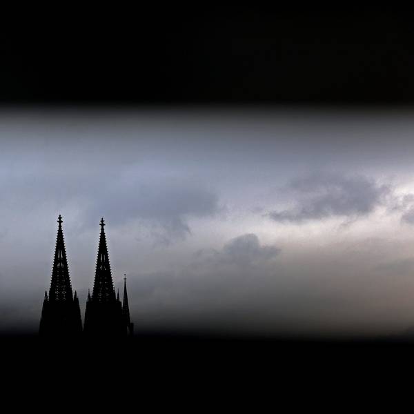 Nordrhein-Westfalen, Köln: ILLUSTRATION - Durch ein Geländer sind die Spitzen des Domes zu sehen.