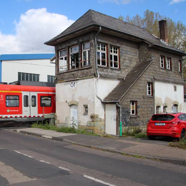 Der Bahnübergang Tannenbergstraße muss geschlossen werden - als Ersatz soll eine Brücke gebaut werden.