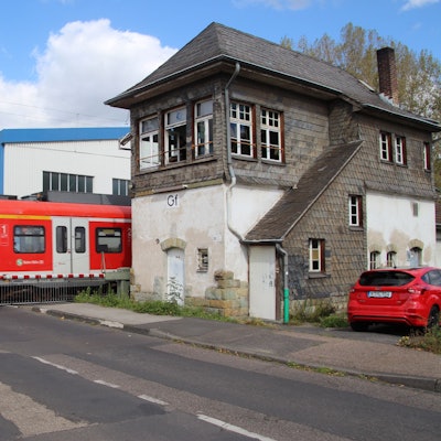 Der Bahnübergang Tannenbergstraße muss geschlossen werden - als Ersatz soll eine Brücke gebaut werden.