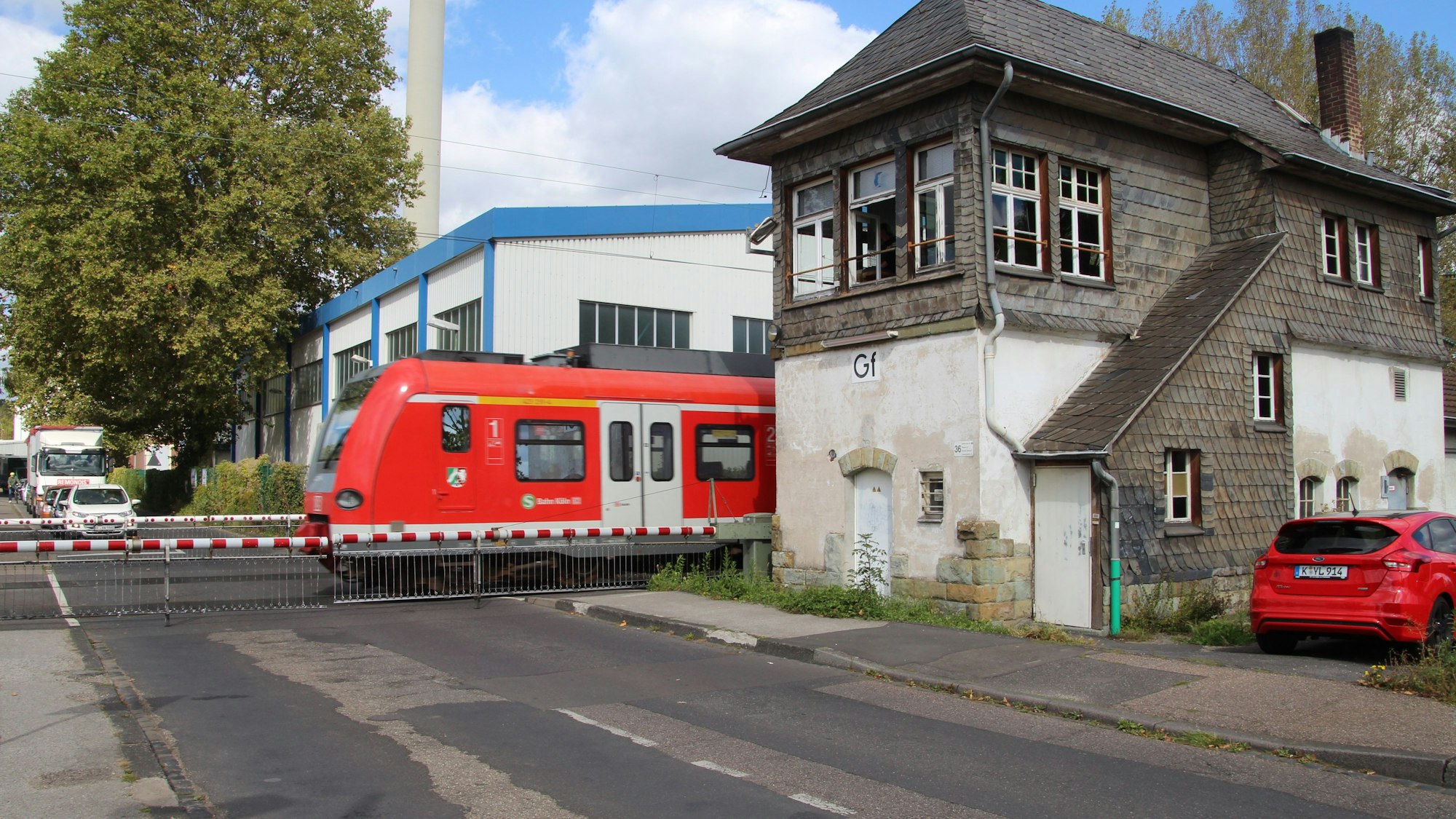 Der Bahnübergang Tannenbergstraße muss geschlossen werden - als Ersatz soll eine Brücke gebaut werden.
