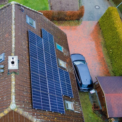 Auf einem Dach ist eine Photovoltaikanlage zu sehen.