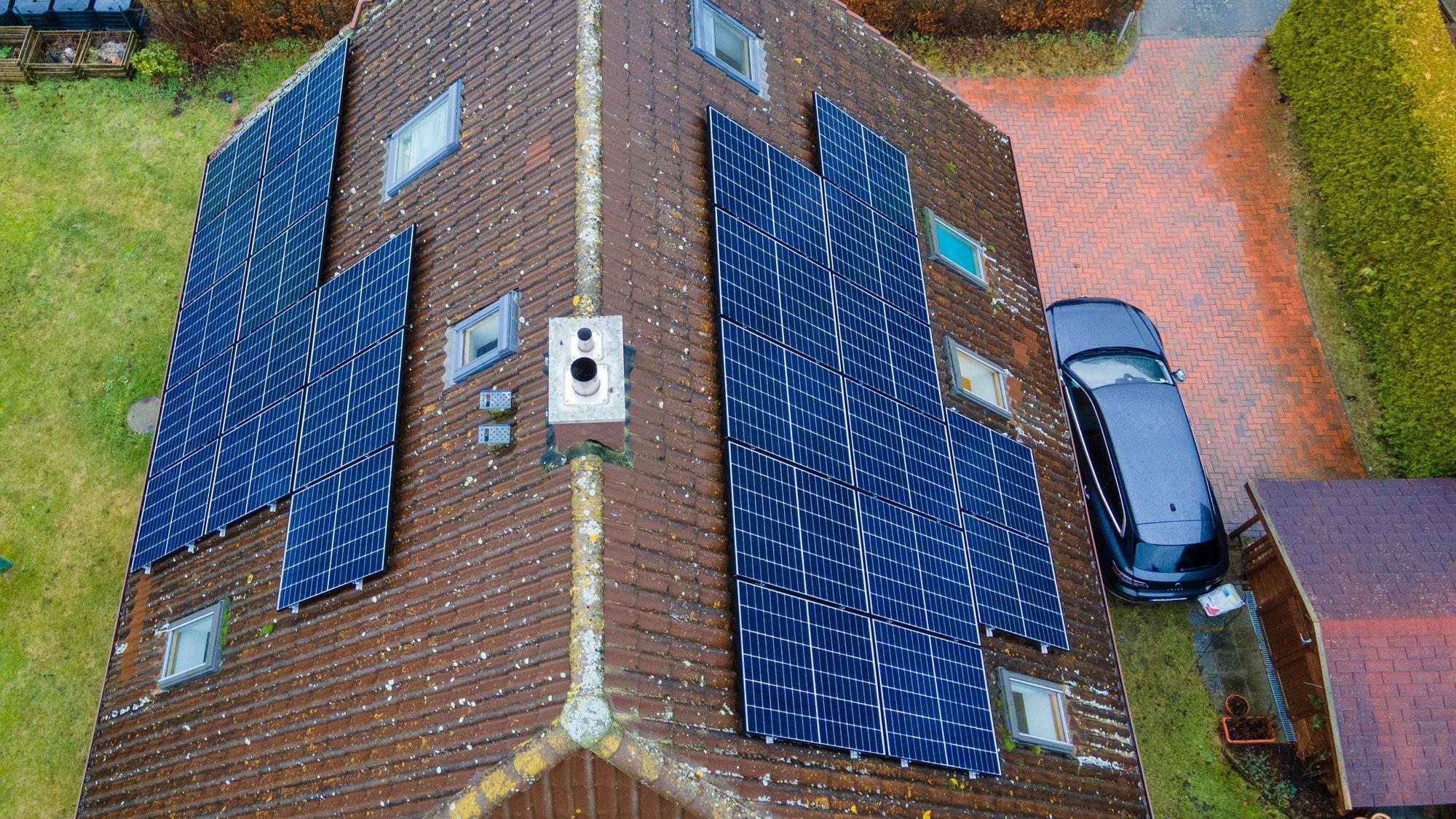 Auf einem Dach ist eine Photovoltaikanlage zu sehen.