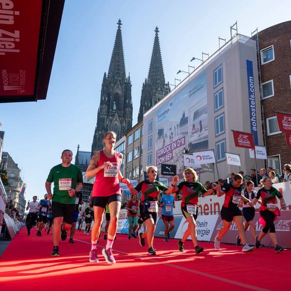 Läufer beim Köln-Marathon, im Hintergrund der Kölner Dom.