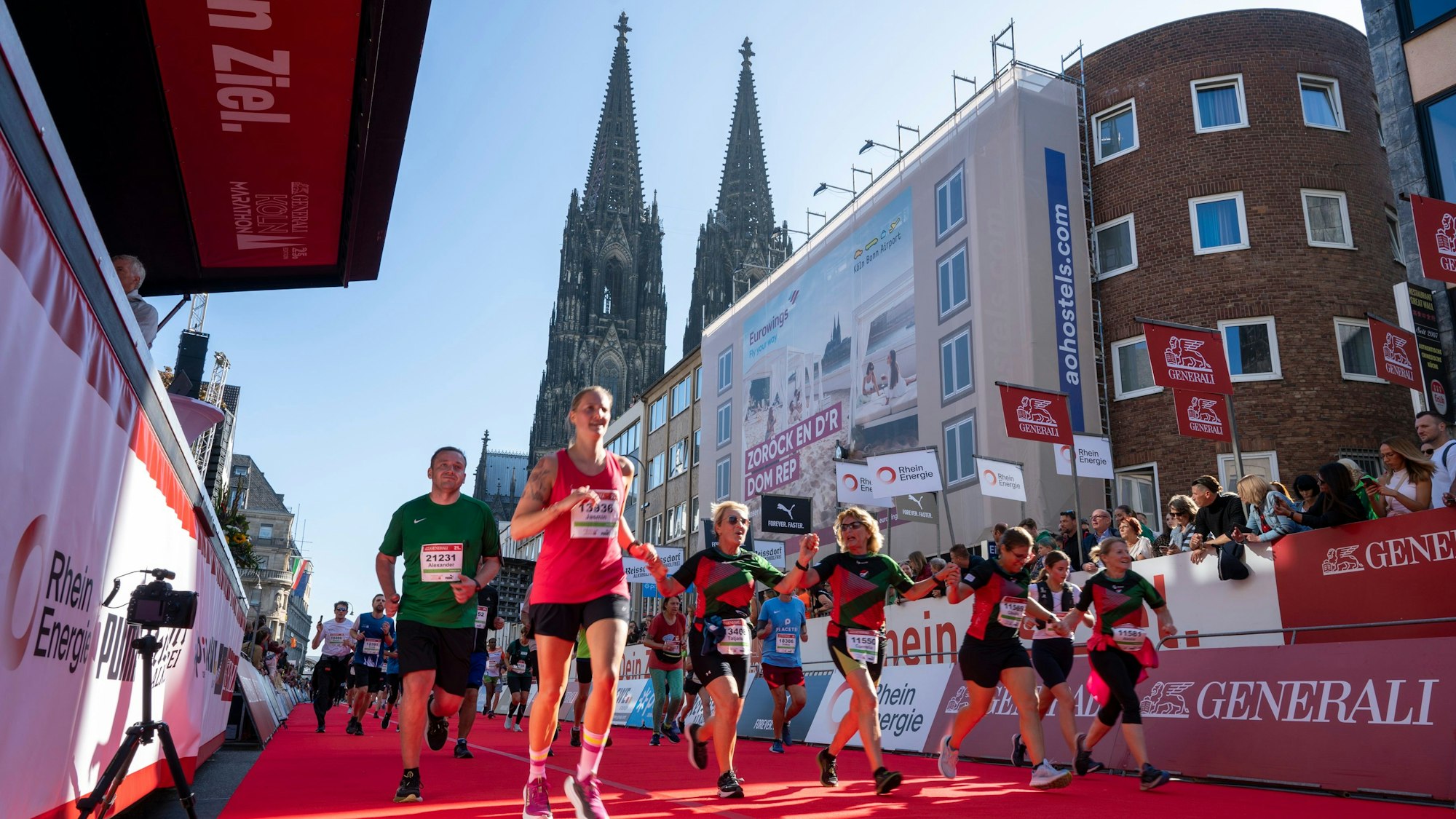 Läufer beim Köln-Marathon, im Hintergrund der Kölner Dom.