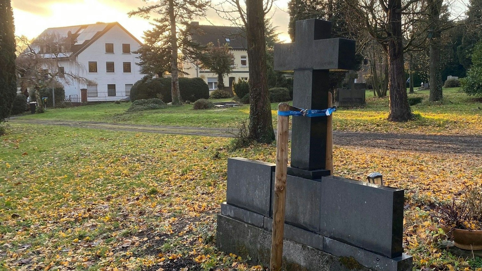 Zu sehen sind alte Grabsteine auf dem ehemaligen Kierberger Friedhof.