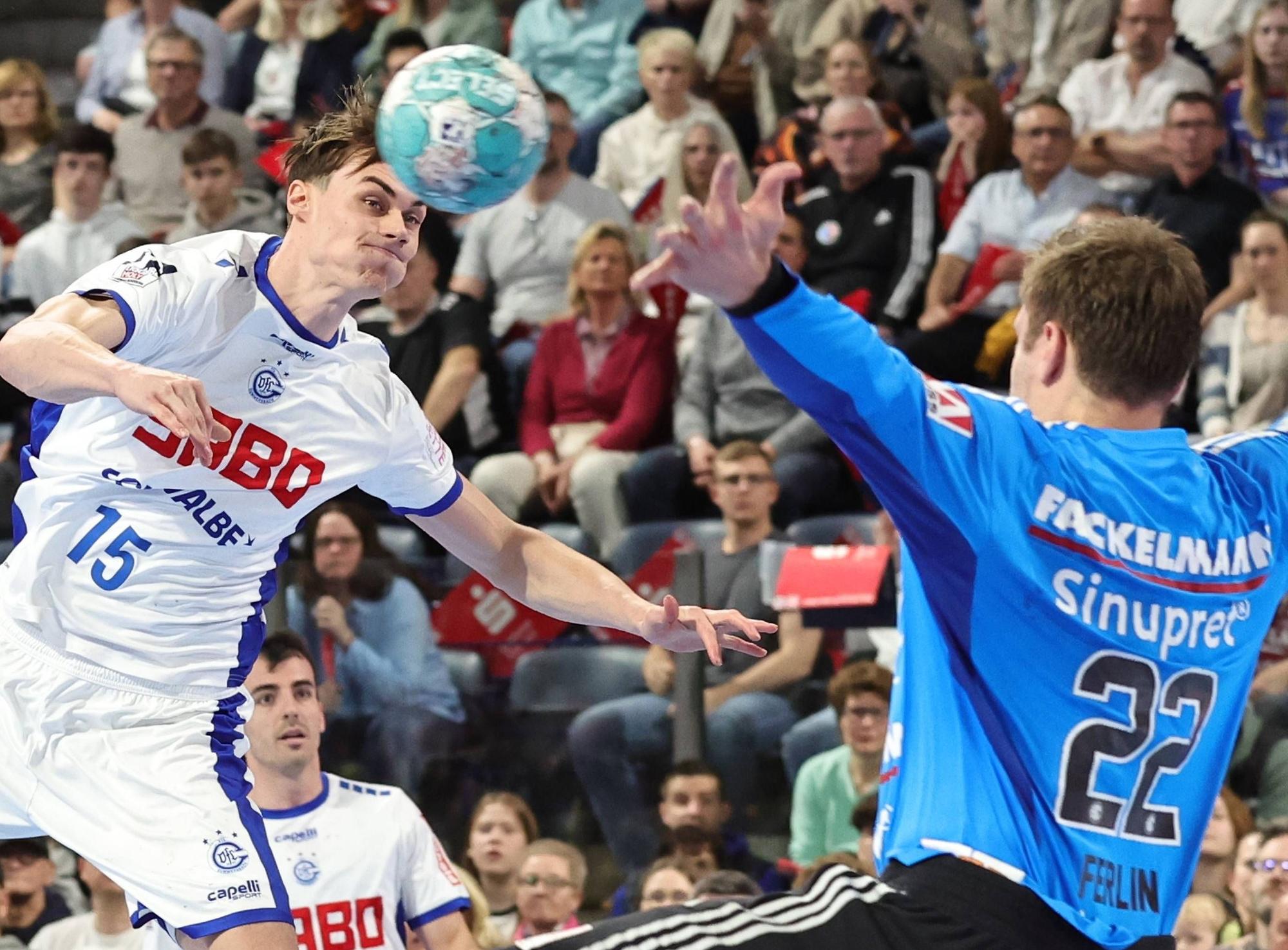 VfL-Rückraumwerfer Miro Schluroff im Duell mit Erlangens Torhüter Klemen Ferlin.
