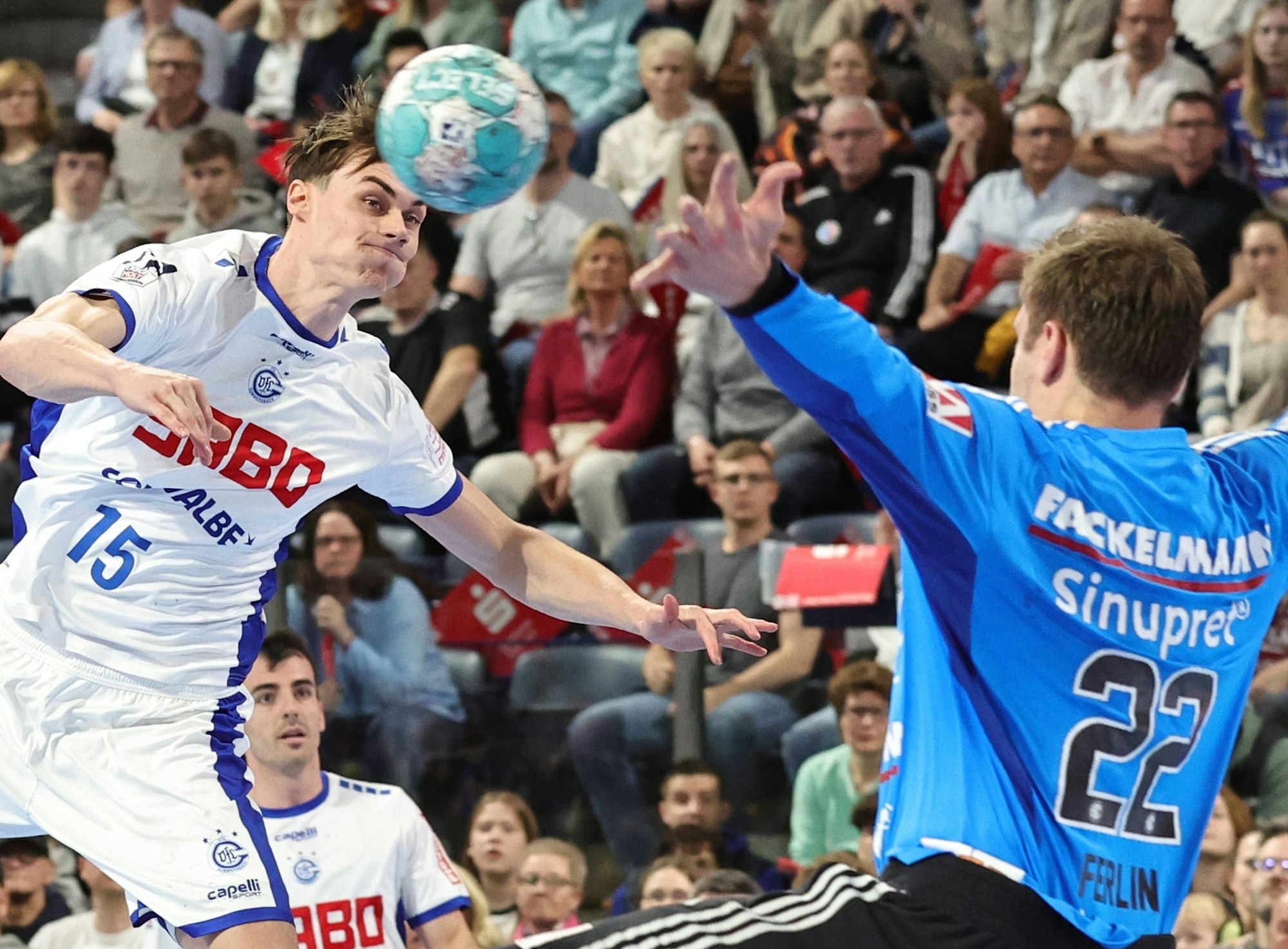 VfL-Rückraumwerfer Miro Schluroff im Duell mit Erlangens Torhüter Klemen Ferlin.