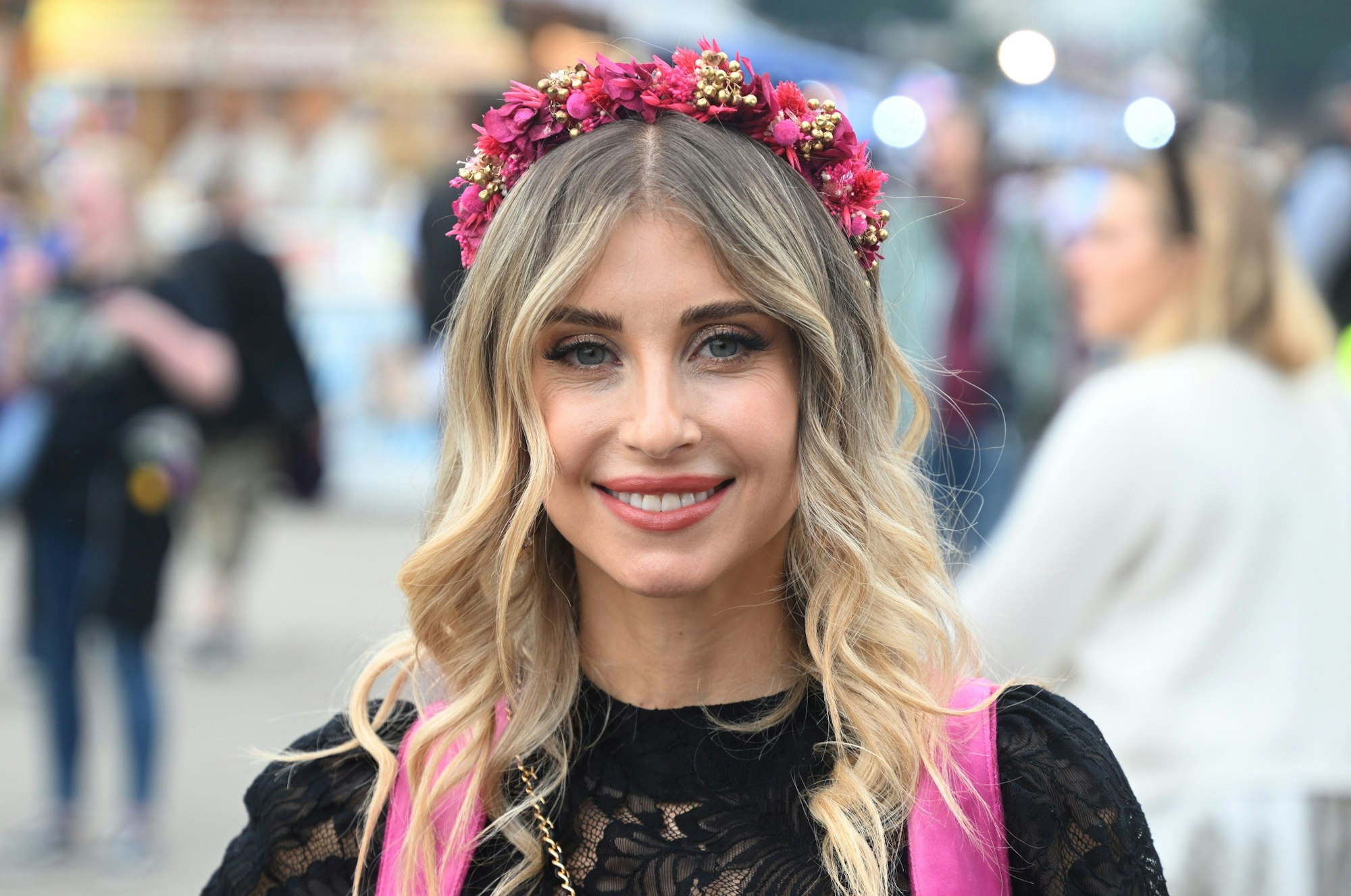 Cathy Hummels lacht in die Kamera.