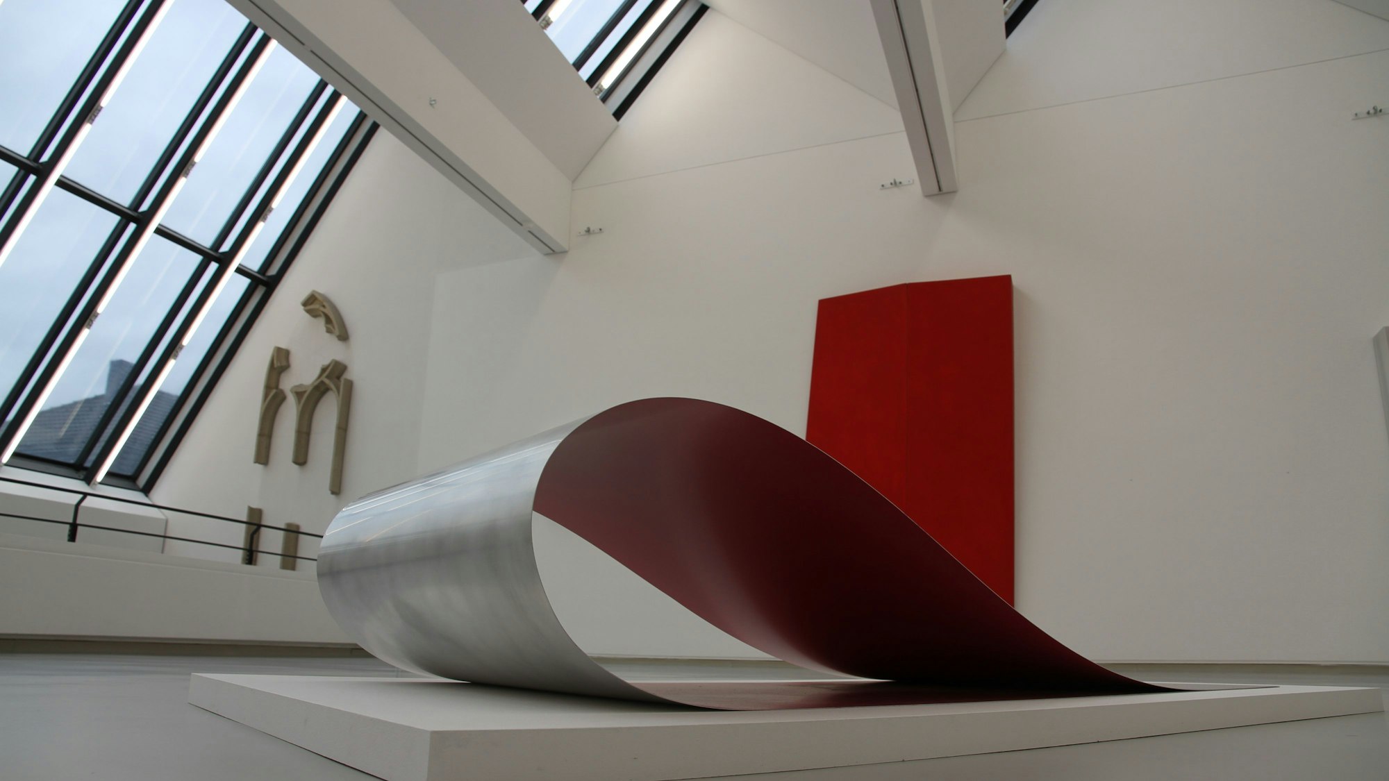 Plastik aus einem zurückgebogenem Aluminiumband