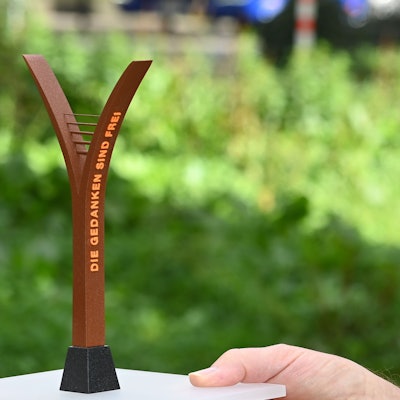 Die Liedzeilen „Die Gedanken sind frei“ und „Edelweißpiraten sind treu“ sind auf den Seiten der Säule zu sehen.