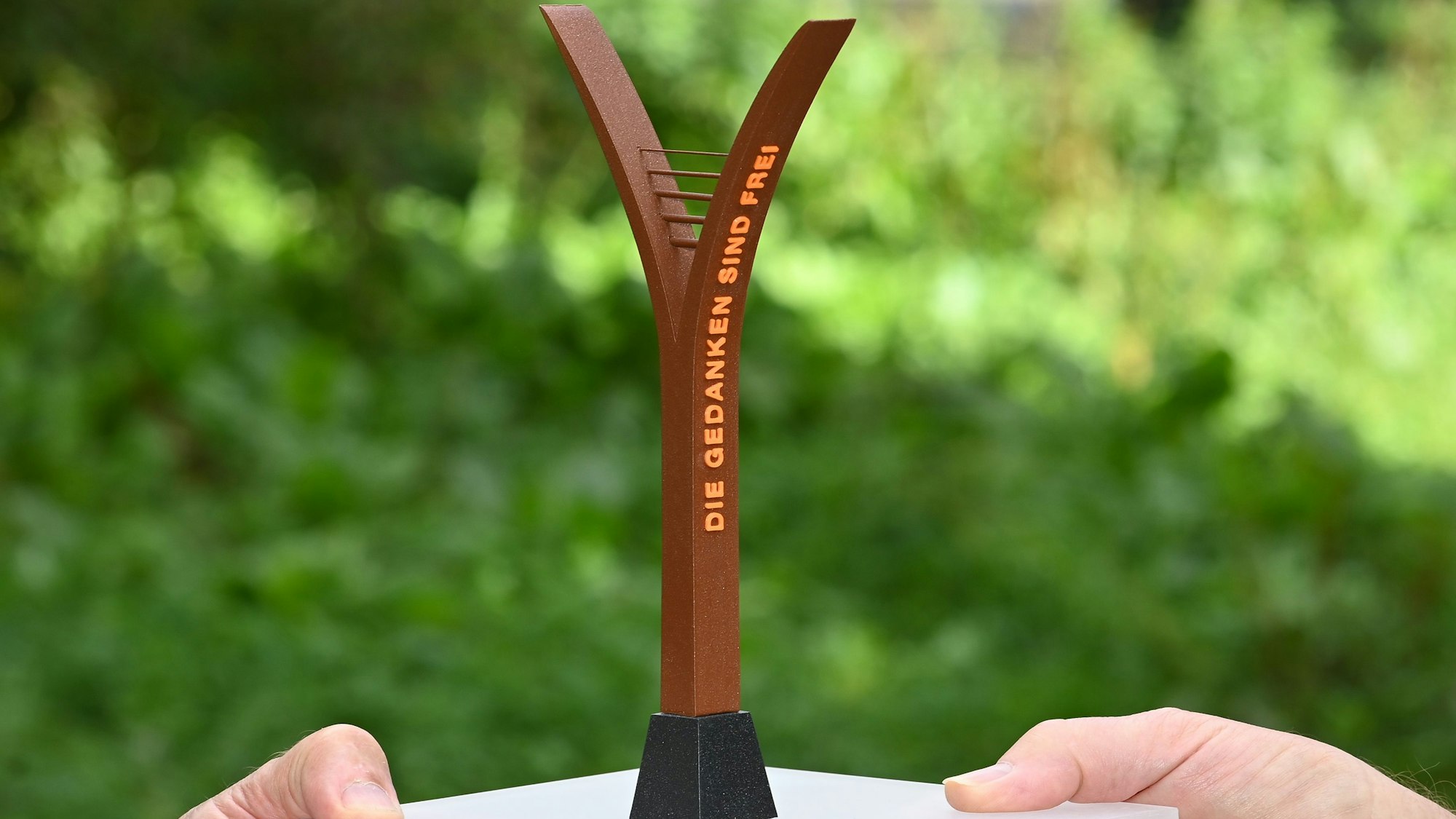 Die Liedzeilen „Die Gedanken sind frei“ und „Edelweißpiraten sind treu“ sind auf den Seiten der Säule zu sehen.