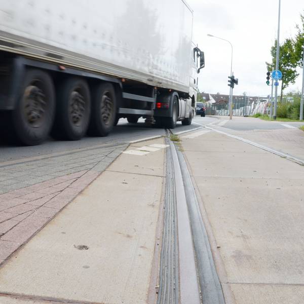 Ein Lastwagen, der den Pützbergring befährt, kreuzt die Gleisanlage.