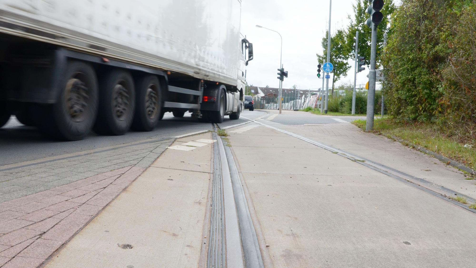 Ein Lastwagen, der den Pützbergring befährt, kreuzt die Gleisanlage.