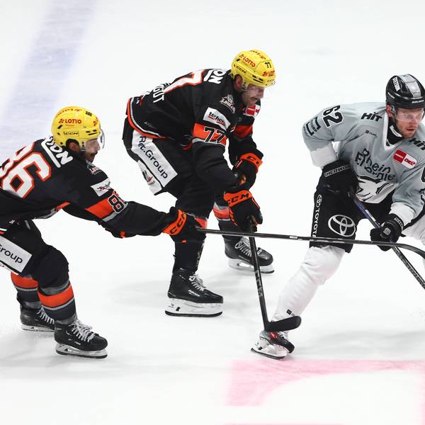 Parker Tuomie Koeln gegen Cameron Brace Frankfurt, links und Daniel Pfaffengut Frankfurt Loewen Frankfurt vs Koelner Haie, Eishockey, DEL, 01.10.2024 Loewen Frankfurt vs Koelner Haie, Eishockey, DEL, 01.10.2024 Frankfurt *** Parker Tuomie Koeln vs Cameron Brace Frankfurt, left and Daniel Pfaffengut Frankfurt Loewen Frankfurt vs Koelner Haie, Ice Hockey, DEL, 01 10 2024 Loewen Frankfurt vs Koelner Haie, Ice Hockey, DEL, 01 10 2024 Frankfurt Copyright: xEibner-Pressefotox EP_RWS