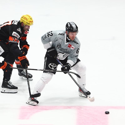 Parker Tuomie Koeln gegen Cameron Brace Frankfurt, links und Daniel Pfaffengut Frankfurt Loewen Frankfurt vs Koelner Haie, Eishockey, DEL, 01.10.2024 Loewen Frankfurt vs Koelner Haie, Eishockey, DEL, 01.10.2024 Frankfurt *** Parker Tuomie Koeln vs Cameron Brace Frankfurt, left and Daniel Pfaffengut Frankfurt Loewen Frankfurt vs Koelner Haie, Ice Hockey, DEL, 01 10 2024 Loewen Frankfurt vs Koelner Haie, Ice Hockey, DEL, 01 10 2024 Frankfurt Copyright: xEibner-Pressefotox EP_RWS