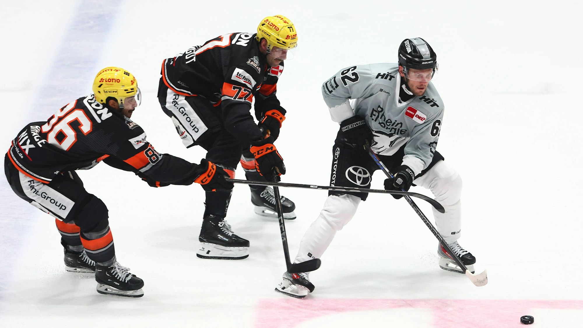 Parker Tuomie Koeln gegen Cameron Brace Frankfurt, links und Daniel Pfaffengut Frankfurt Loewen Frankfurt vs Koelner Haie, Eishockey, DEL, 01.10.2024 Loewen Frankfurt vs Koelner Haie, Eishockey, DEL, 01.10.2024 Frankfurt *** Parker Tuomie Koeln vs Cameron Brace Frankfurt, left and Daniel Pfaffengut Frankfurt Loewen Frankfurt vs Koelner Haie, Ice Hockey, DEL, 01 10 2024 Loewen Frankfurt vs Koelner Haie, Ice Hockey, DEL, 01 10 2024 Frankfurt Copyright: xEibner-Pressefotox EP_RWS