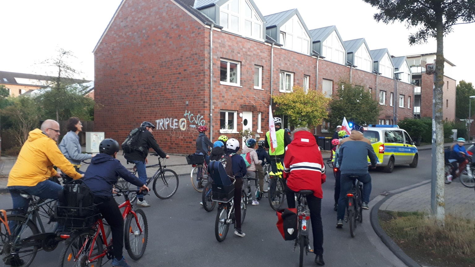 Erwachsene und Kinder fahren auf Fahrrädern.