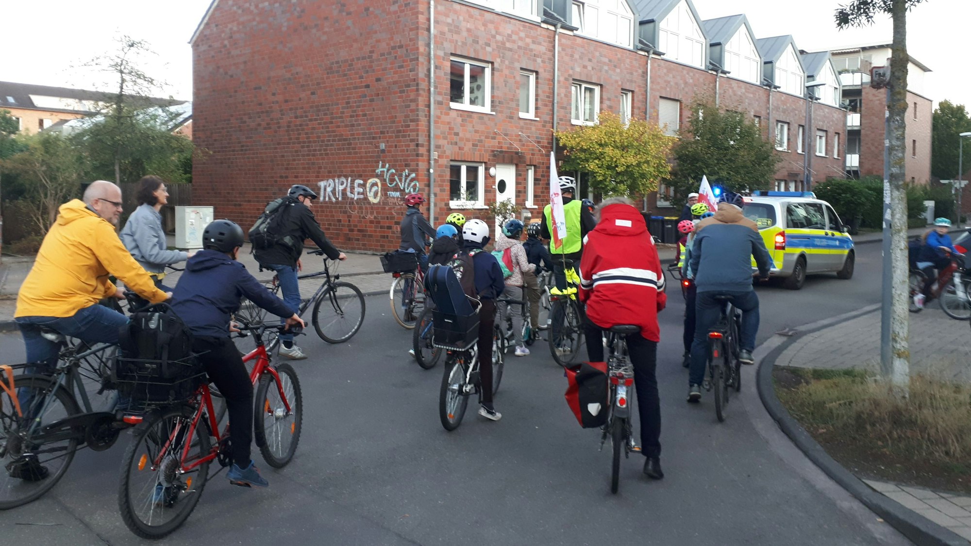 Erwachsene und Kinder fahren auf Fahrrädern.
