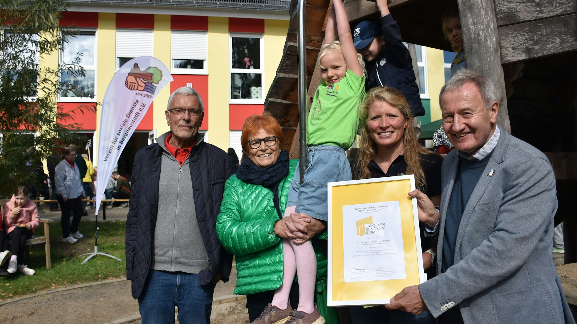 Bild von der Einweihung eines Kindergartens.