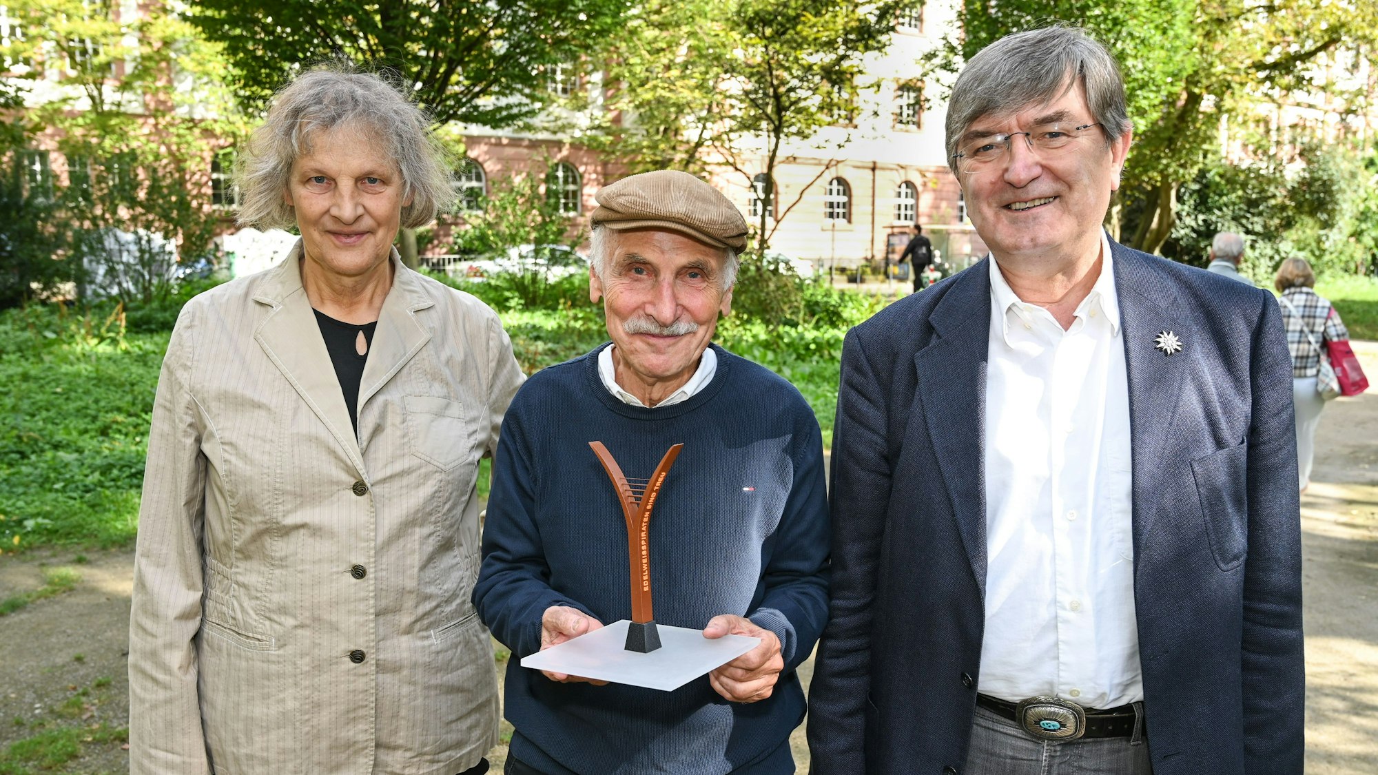 Diana Siebert, der Künstler Grigory Berstein und Heinrich Bleicher präsentieren den Siegerentwurf