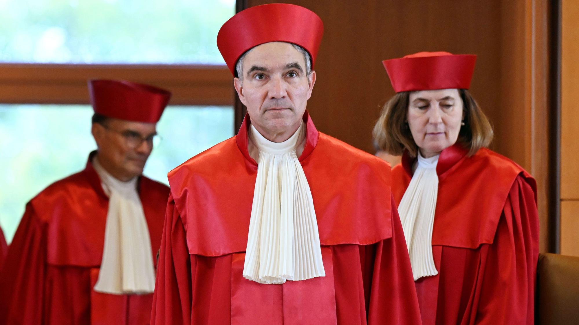 Der Erste Senat des Bundesverfassungsgerichts, (l-r) Henning Radtke, Stephan Harbarth (Vorsitzender des Senats und Präsident des Gerichts und Yvonne Ott, aufgenommen vor Beginn der Urteilsverkündung zum «Bundeskriminalamtgesetz - Datenplattformen.