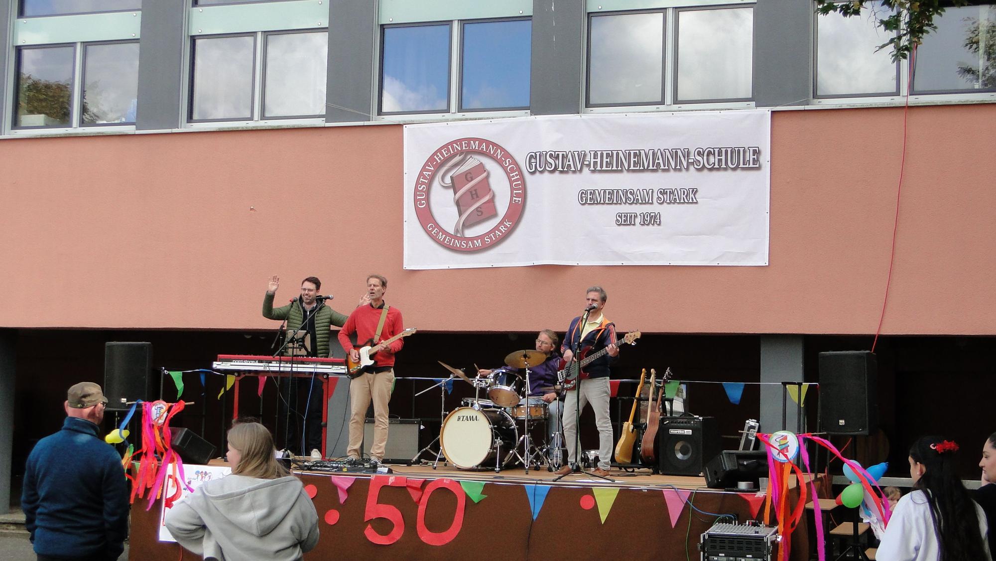 Mit „Gigi Homerecording“ trat auch eine Band des Lehrerkollegiums auf. Das neue Logo auf dem Transparent wurde beim Fest zum ersten Mal enthüllt.