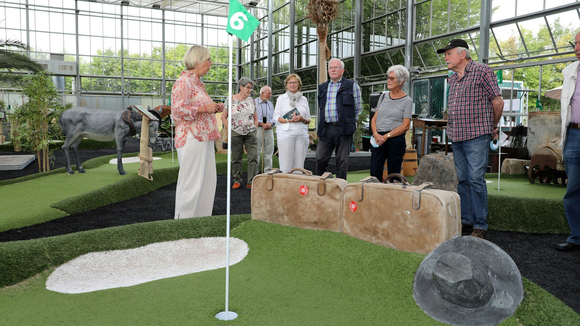 Sabina Henrich erläutert Besuchern die Erlebnis-Minigolfanlage auf dem Lüderich bei Overath-Steinenbrück.