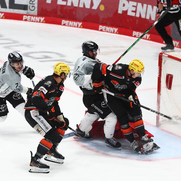 Nathan Burns Frankfurt, vorne Mitte erzielt das Tor zum 5:1 fuer Frankfurt Loewen Frankfurt vs Koelner Haie,