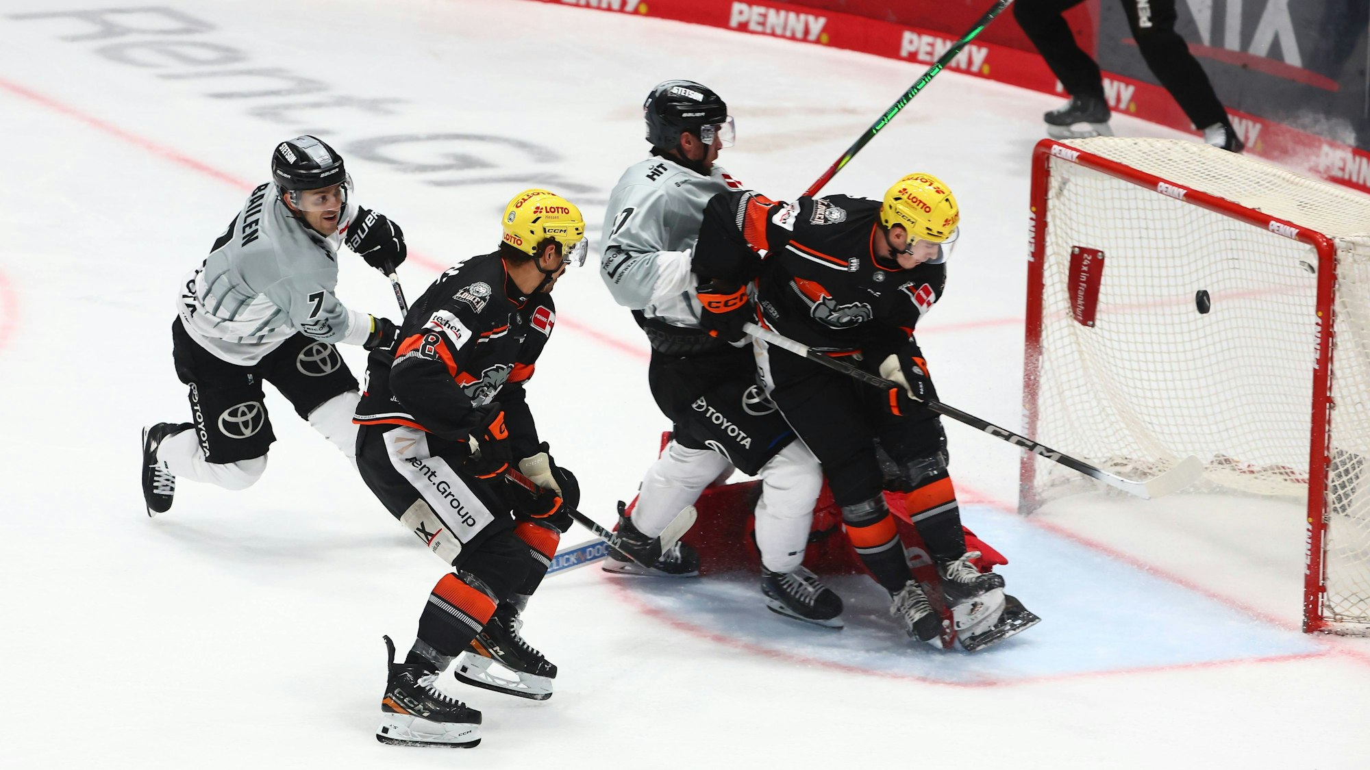 Nathan Burns Frankfurt, vorne Mitte erzielt das Tor zum 5:1 fuer Frankfurt Loewen Frankfurt vs Koelner Haie,