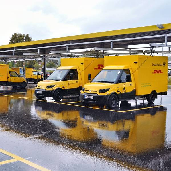 Zahlreiche Zustellfahrzeuge der Post parken am Zustellstützpunkt in Weilerswist.