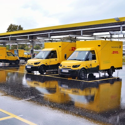 Zahlreiche Zustellfahrzeuge der Post parken am Zustellstützpunkt in Weilerswist.
