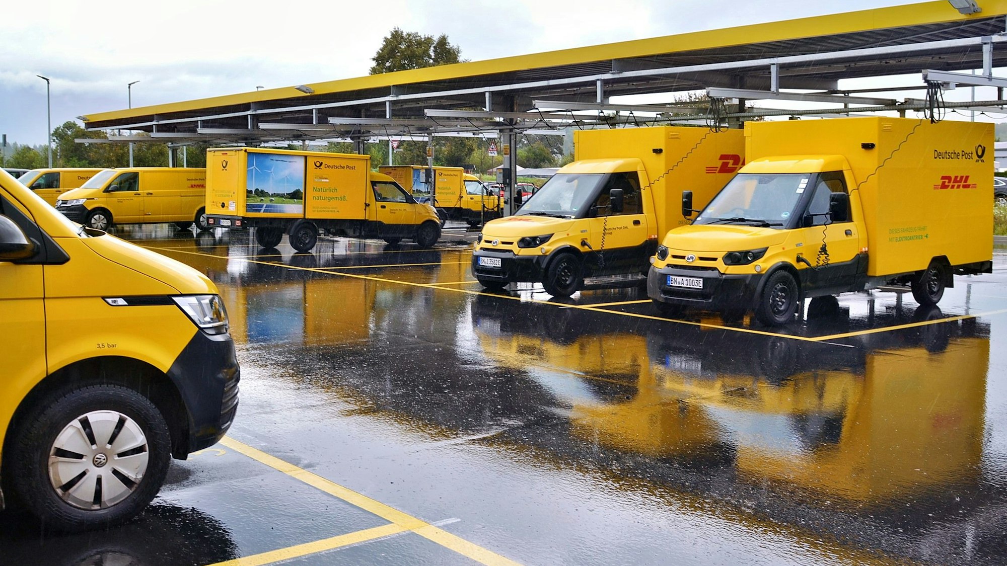 Zahlreiche Zustellfahrzeuge der Post parken am Zustellstützpunkt in Weilerswist.