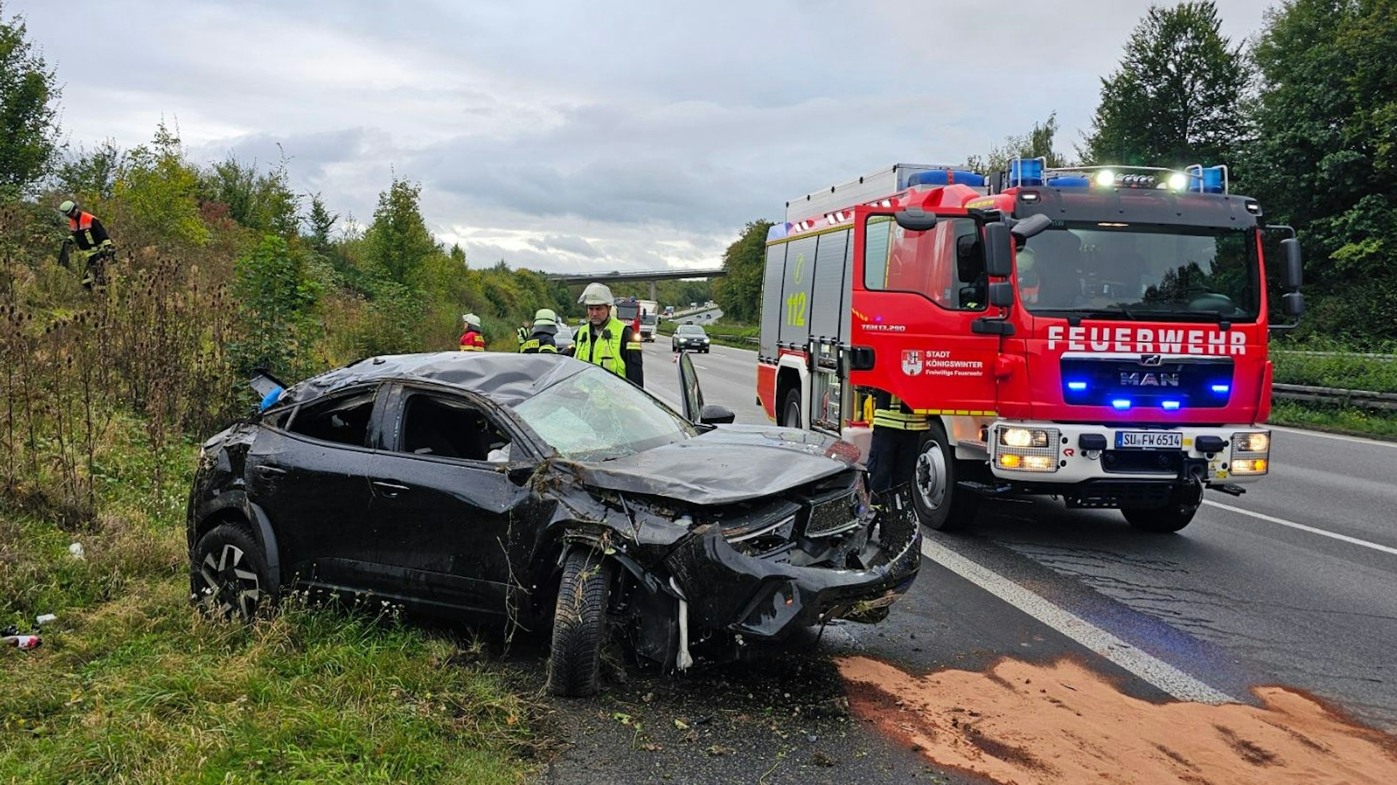 Das Auto hatte sich überschlagen und blieb im Grünsteifen liegen.