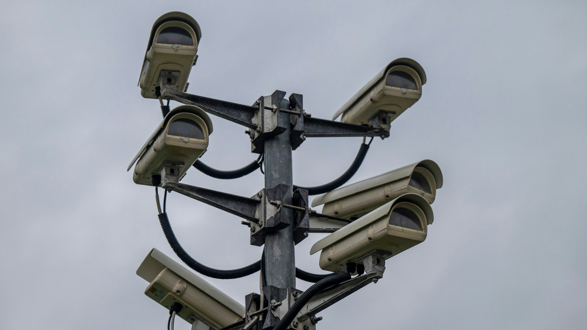 Diverse Video-Überwachungskameras sind nahe der Grenzkontrollstelle sind an einem Stab montiert.