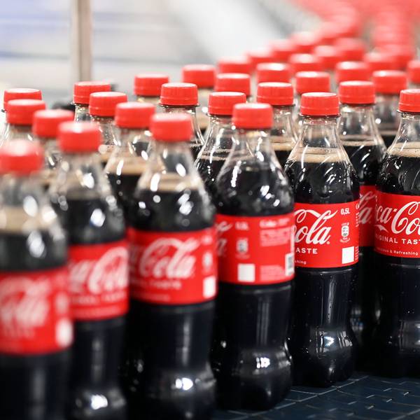 Am Produktionsstandort Mannheim von Coca-Cola Europacific Partners - CCEP Deutschland GmbH werden abgefüllte 0,5 Liter Einweg Coca-Cola Flaschen über ein Förderband transportiert.