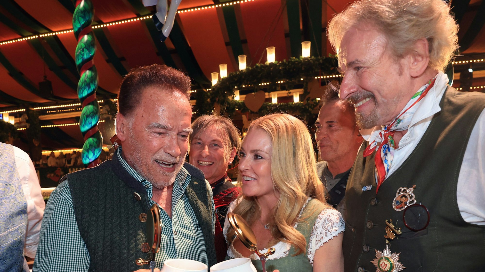 Arnold Schwarzenegger amüsiert sich mit seiner Partnerin Heather Milligan (Mitte) und Thomas Gottschalk im Marstall-Festzelt.