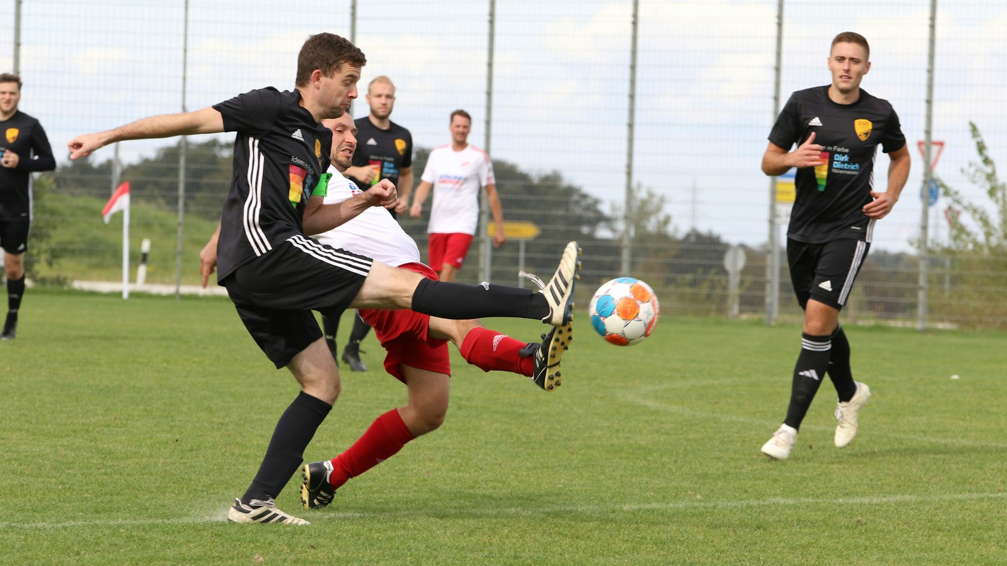 Das Bild zeigt den Zweikampf, bei dem Nils Wagner einen Schritt schneller am Ball ist.