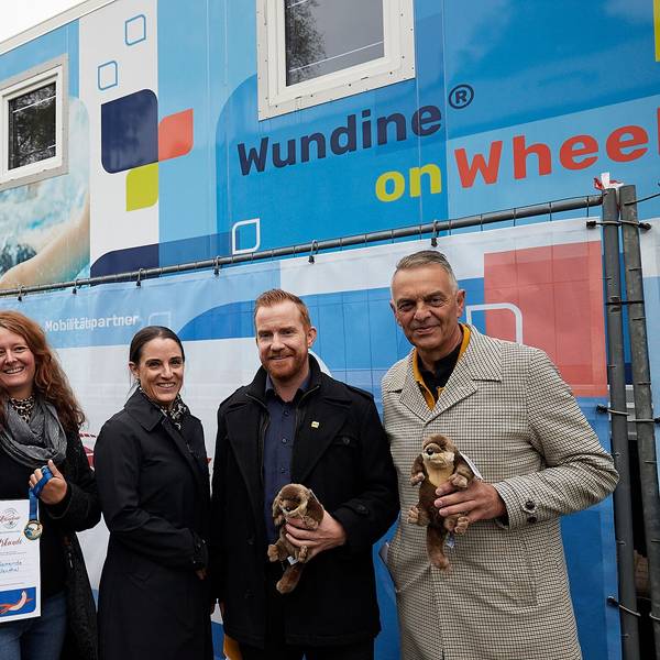 Andreas Schaffer (v.l.), Ariane Gehlen, Natalia Camps Y Wiland, Dirk W. Pieck und Rudolf Westerburg stehen vor einem Schwimmcontainer.