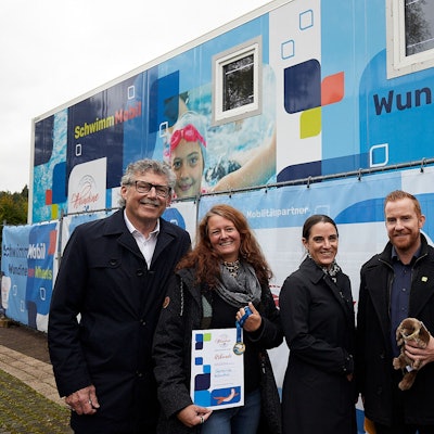 Andreas Schaffer (v.l.), Ariane Gehlen, Natalia Camps Y Wiland, Dirk W. Pieck und Rudolf Westerburg stehen vor einem Schwimmcontainer.