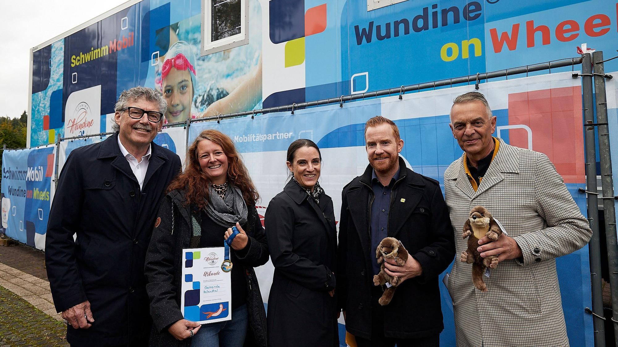 Andreas Schaffer (v.l.), Ariane Gehlen, Natalia Camps Y Wiland, Dirk W. Pieck und Rudolf Westerburg stehen vor einem Schwimmcontainer.