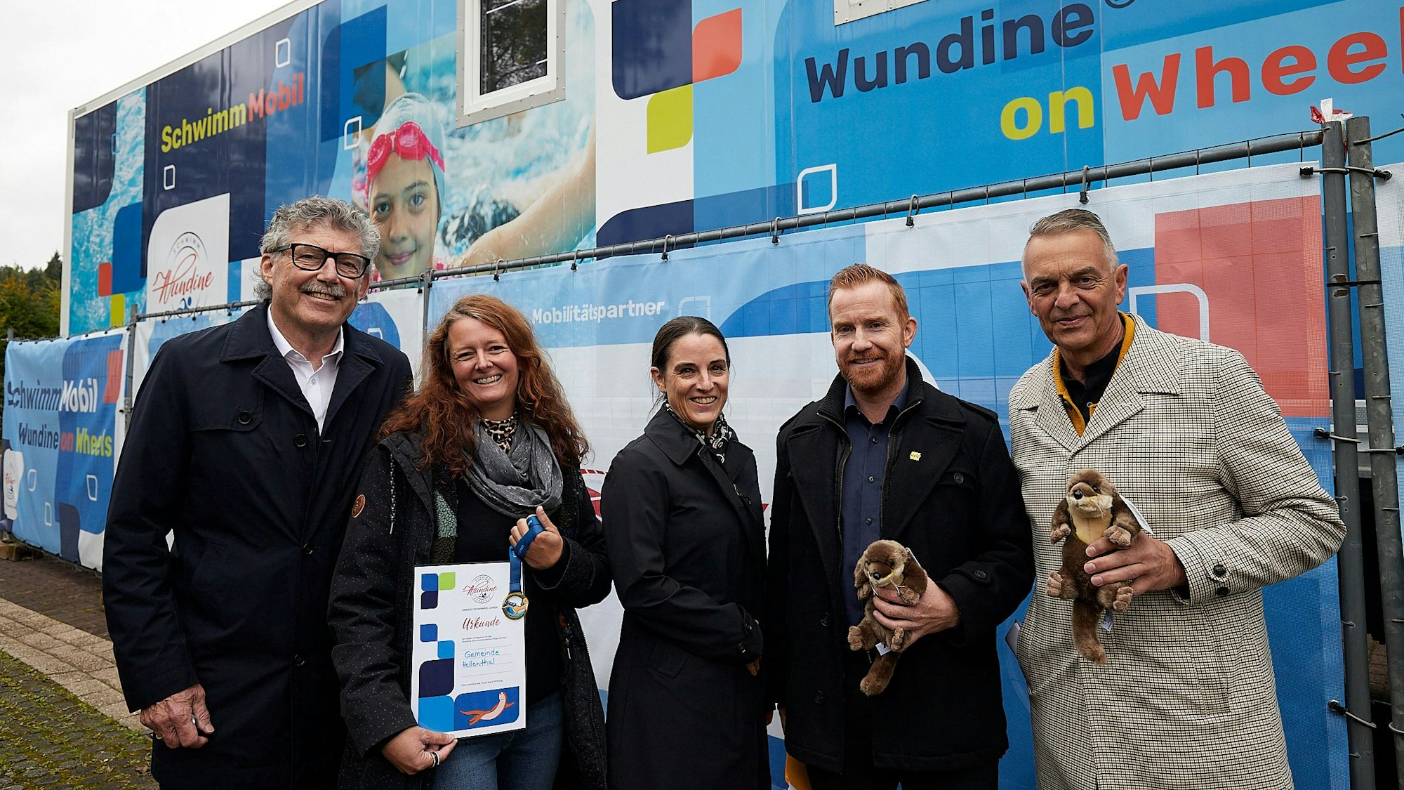 Andreas Schaffer (v.l.), Ariane Gehlen, Natalia Camps Y Wiland, Dirk W. Pieck und Rudolf Westerburg stehen vor einem Schwimmcontainer.