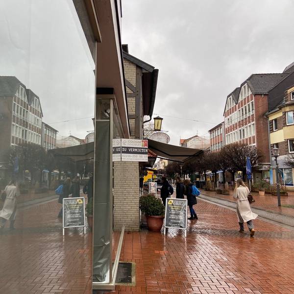 Auf dem Foto ist die Hauptstraße in Frechen und ein leerstehendes Ladenlokal zu sehen.