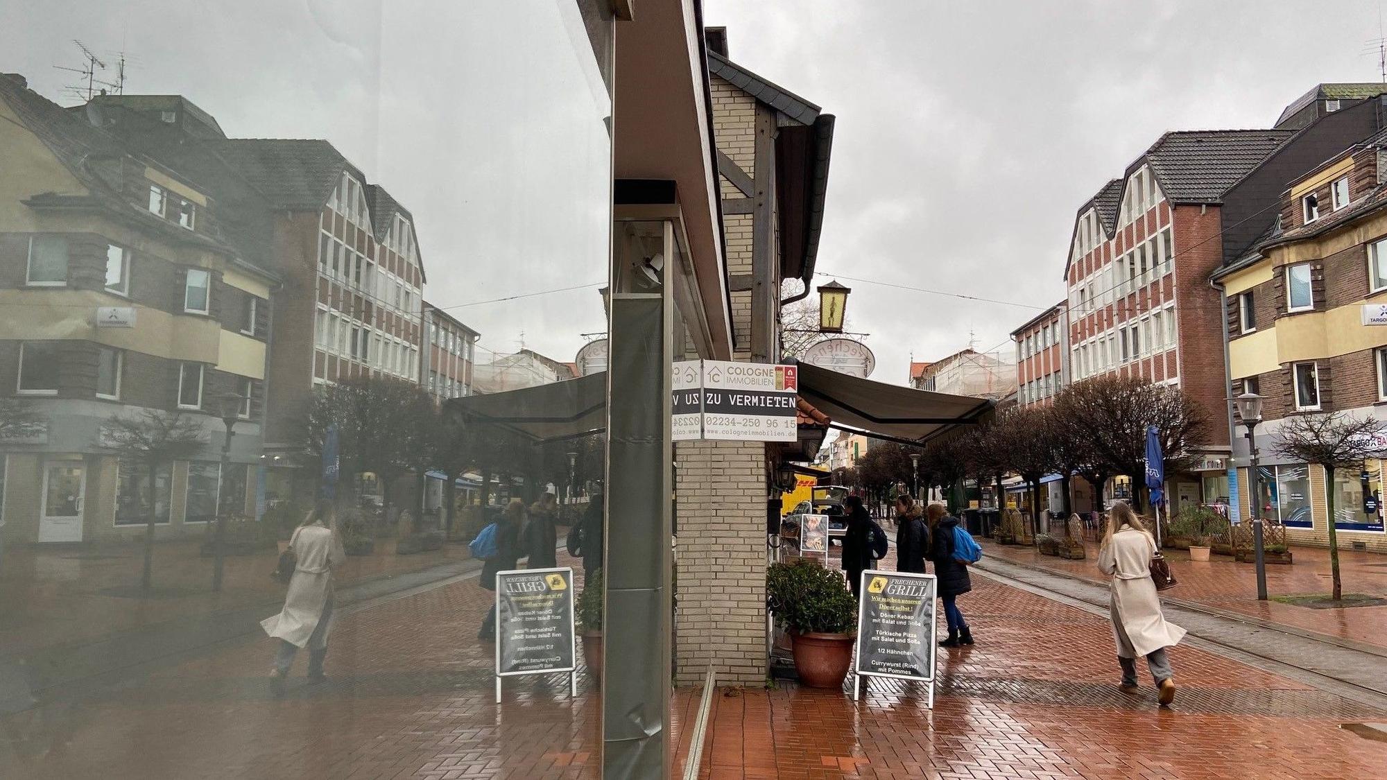 Auf dem Bild ist ein leeres Ladenlokal in Frechen zu sehen.