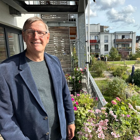 Ingo Teuchert wohnt seit Mai 2024 mit seiner Frau Carmen und Katze Sissi in der WG.